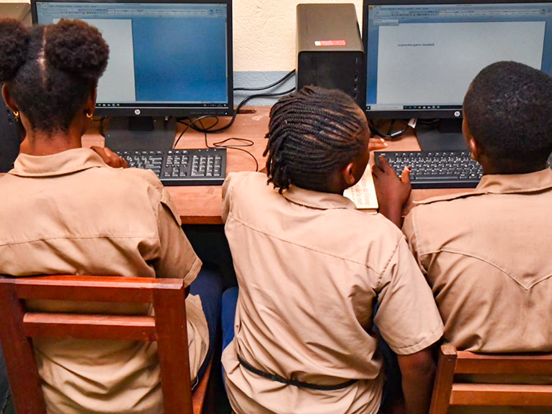 IT courses enjoyed by students in our company run library INTERHOLCO